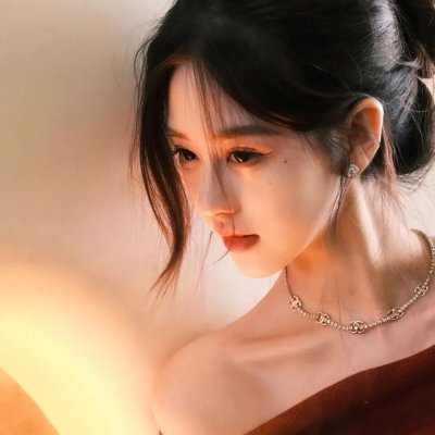 男人拍电影,女人露胸脯
